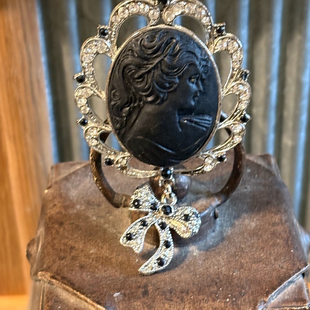 Vintage Black and Silver Cameo Brooch with matching earrings - Picture 5 of 5